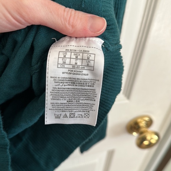 Guess Sweater Size Medium - Picture 6 of 7